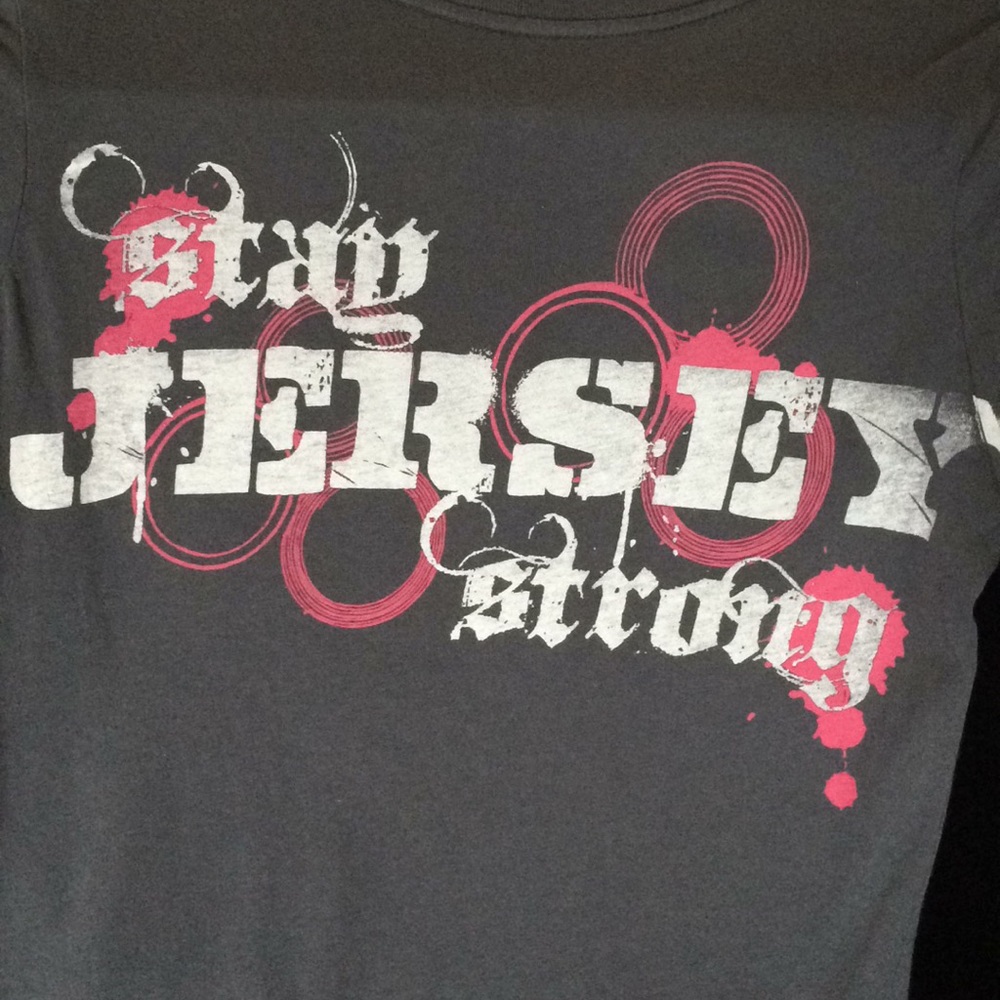 Women’s “Stay Jersey Strong” Graphic Tee - Picture 3 of 5